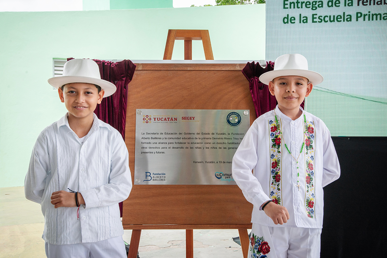 Primera piedra del hábitat educativo de Iztapalapa